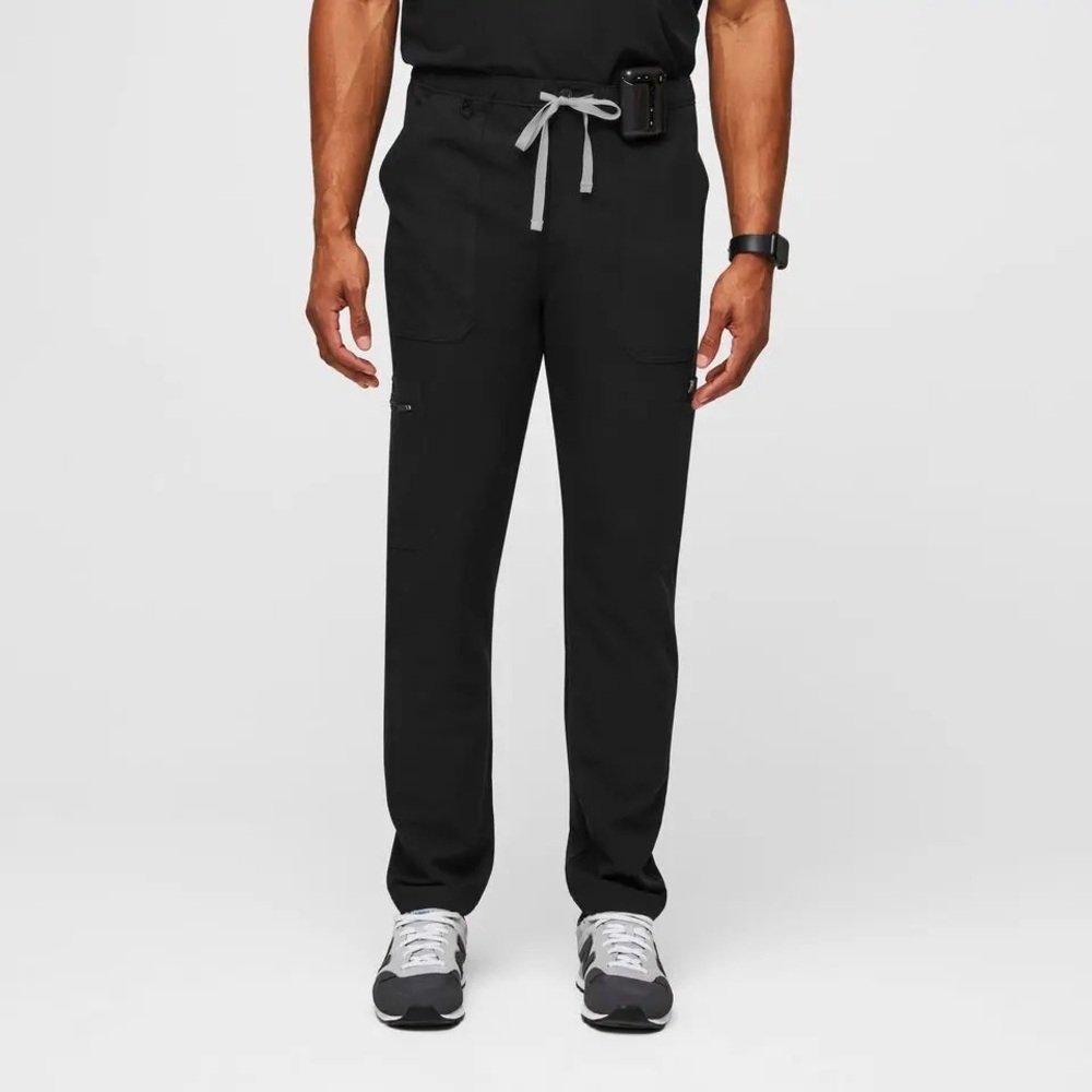 FIGS Men’s Cairo Cargo Scrub Pant in Black with Short Inseam (NWT)